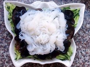 黄瓜上面摆平木耳最上面放入魔芋