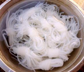 焯好水的魔芋立即放入冷水中过凉后沥干水份