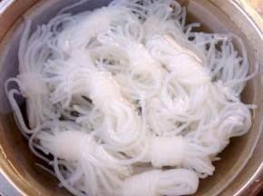 焯好水的魔芋立即放入冷水中过凉后沥干水份