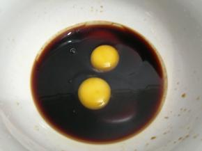 在加入鸡蛋搅匀