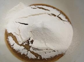 筛入面粉