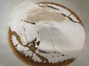 加入酵母搅拌均匀，盖上保鲜膜饧面30分钟