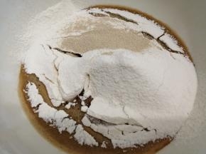 加入酵母搅拌均匀，盖上保鲜膜饧面30分钟