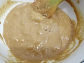 在放入植物油搅拌均匀