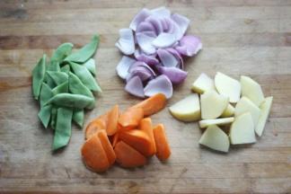 2，洋葱、胡萝卜、土豆切块，豆角切寸段