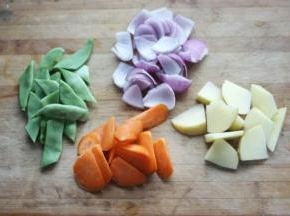 2，洋葱、胡萝卜、土豆切块，豆角切寸段
