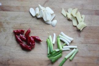 3，切好蒜、辣椒、葱、姜