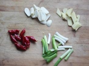 3，切好蒜、辣椒、葱、姜