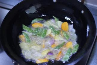 5，锅中入油烧热，加入土豆、豆角、胡萝卜中火炸到五成熟再放洋葱炸，炸到表皮金黄色捞出备用