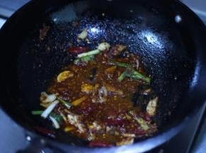 7，加入cook100麻辣香锅调料（酱香味）炒香