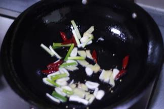 6，锅中留油，加入葱、姜、蒜、辣椒炸香