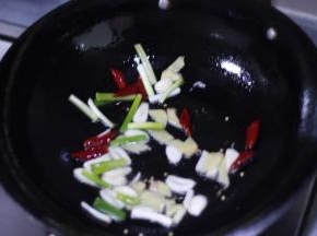 6，锅中留油，加入葱、姜、蒜、辣椒炸香