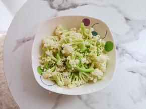 将花菜拆分成小朵并洗净。