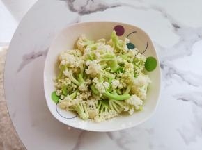 将花菜拆分成小朵并洗净。