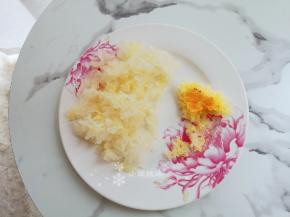 将银耳洗净去根，撕成小块。