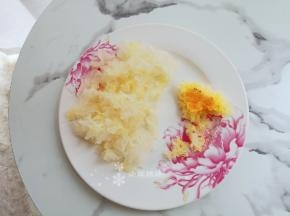 将银耳洗净去根，撕成小块。