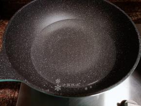 锅中加入适量水烧开。