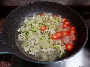 放入花菜、胡萝卜和银耳煮开后捞出过凉水，沥干备用。