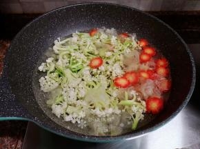放入花菜、胡萝卜和银耳煮开后捞出过凉水，沥干备用。