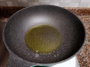 热锅倒油烧至8成热。