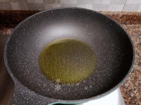 热锅倒油烧至8成热。