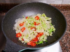 放入花菜、胡萝卜和银耳翻炒片刻。