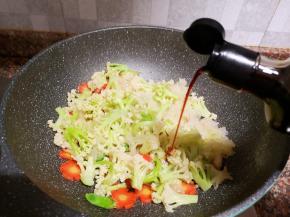 倒入适量生抽翻炒均匀。