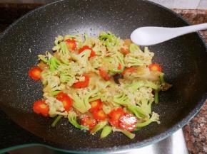 放入适量盐翻炒均匀。