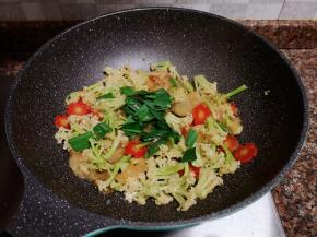 放入蒜苗叶翻炒片刻。