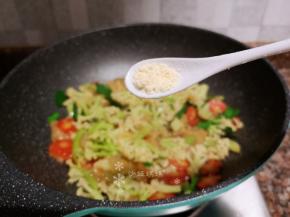 最后放入鸡精翻炒均匀即可出锅。