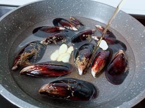 淡菜放入锅里，加料酒生姜去腥。