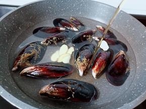 淡菜放入锅里，加料酒生姜去腥。