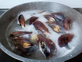 开大火将淡菜煮熟捞出。