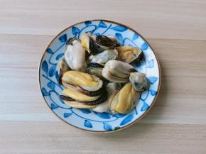 煮好的淡菜把肉剥出来加一点点酱油。