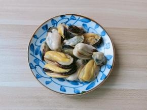 煮好的淡菜把肉剥出来加一点点酱油。