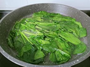 锅里加水加一点盐与食用油把菠菜焯一下。