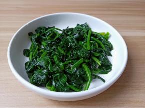 焯水过后的菠菜切成小段。