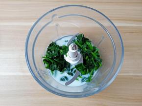 搅拌机加入牛奶与50克菠菜。