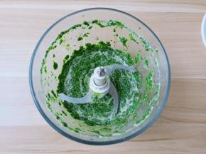 开启搅拌机十秒钟就榨成汁。