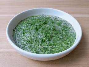 菠菜汁倒入碗里备用。