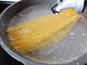 锅里水开加入意大利面、食用油与一勺盐。