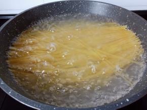 开大火煮意大利面大约8-10分钟。