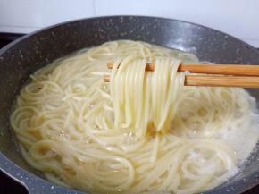 除煮好的意大利面捞出控水。