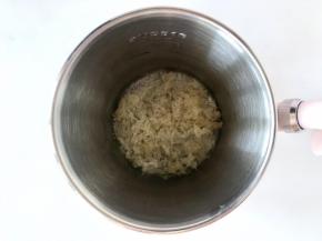 将6克金燕耳倒入膳食机，用养生壶或炖锅都可以。每一包银耳都是独立包装，而且免洗免泡，非常方便。