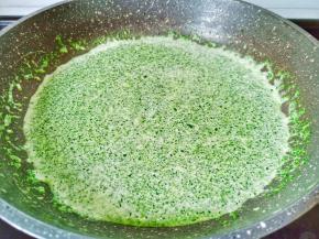 锅里倒入淡奶油与菠菜汁，加盐与黑胡椒碎开小火煮开。