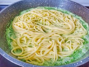 加入煮好的意大利面。