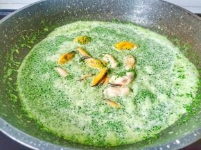 看到锅里微微冒小泡放入淡菜。