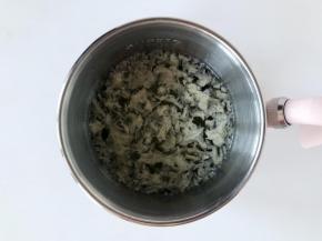 往杯中注入600ml的清水。