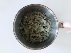 往杯中注入600ml的清水。