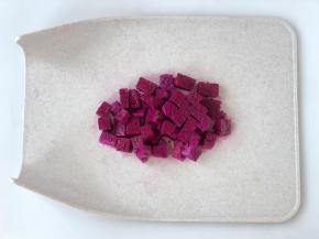 炖银耳的空闲期间，把红心火龙果切成小块备用。